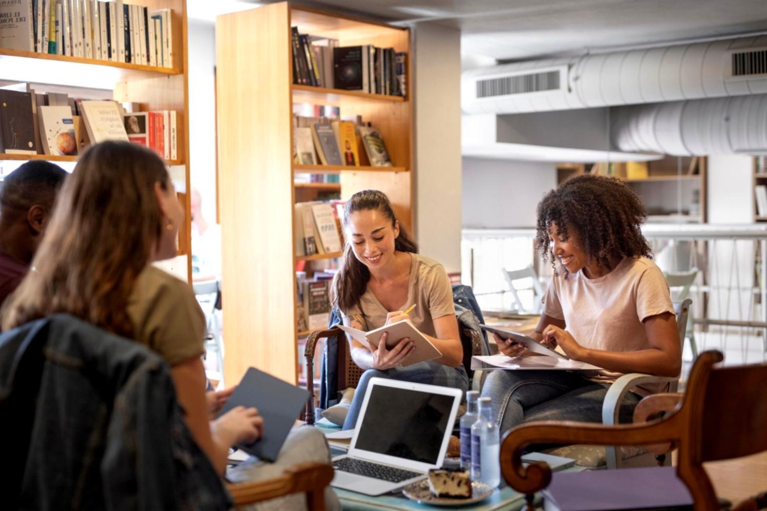 Sesión de trabajo colaborativo del equipo educativo de lavonexira